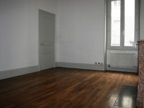 chambre 1 vue porte vers salle de bain