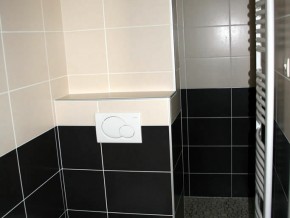Salle de douche à l'Italienne avec toilettes suspendus