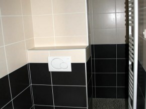 Salle de douche à l'Italienne avec toilettes suspendus