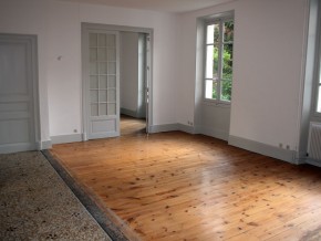 Salon avec parquet et mosaïque